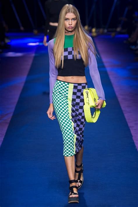 sfilata versace primavera estate 2017|Versace: la sfilata primavera estate 2017 a Milano .